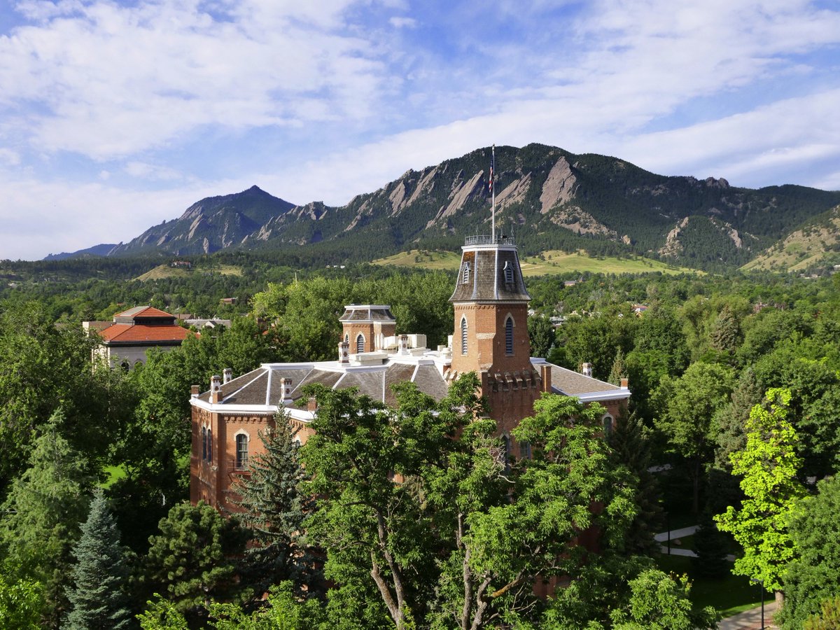CUBoulder's tweet image. We can&apos;t stop looking at this view 😍. Old Main on a summer day. 📷: Casey A. Cass