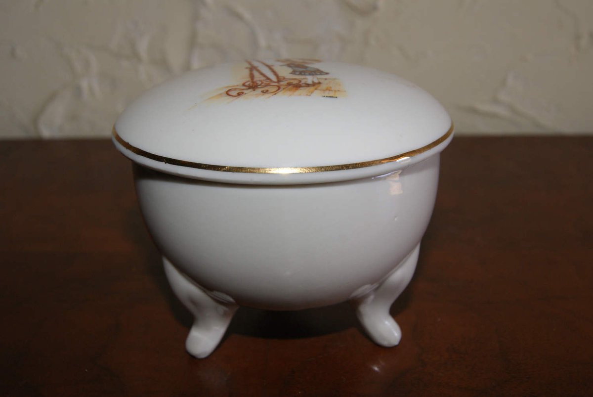 Wisdom_Lane's tweet photo. Vintage 1973 HOLLY HOBBIE Ceramic Three Foot Put On A Happy Face Trinket Box… https://t.co/7llktPUy8v #Etsy #WithLid https://t.co/f9NBFkjX0w