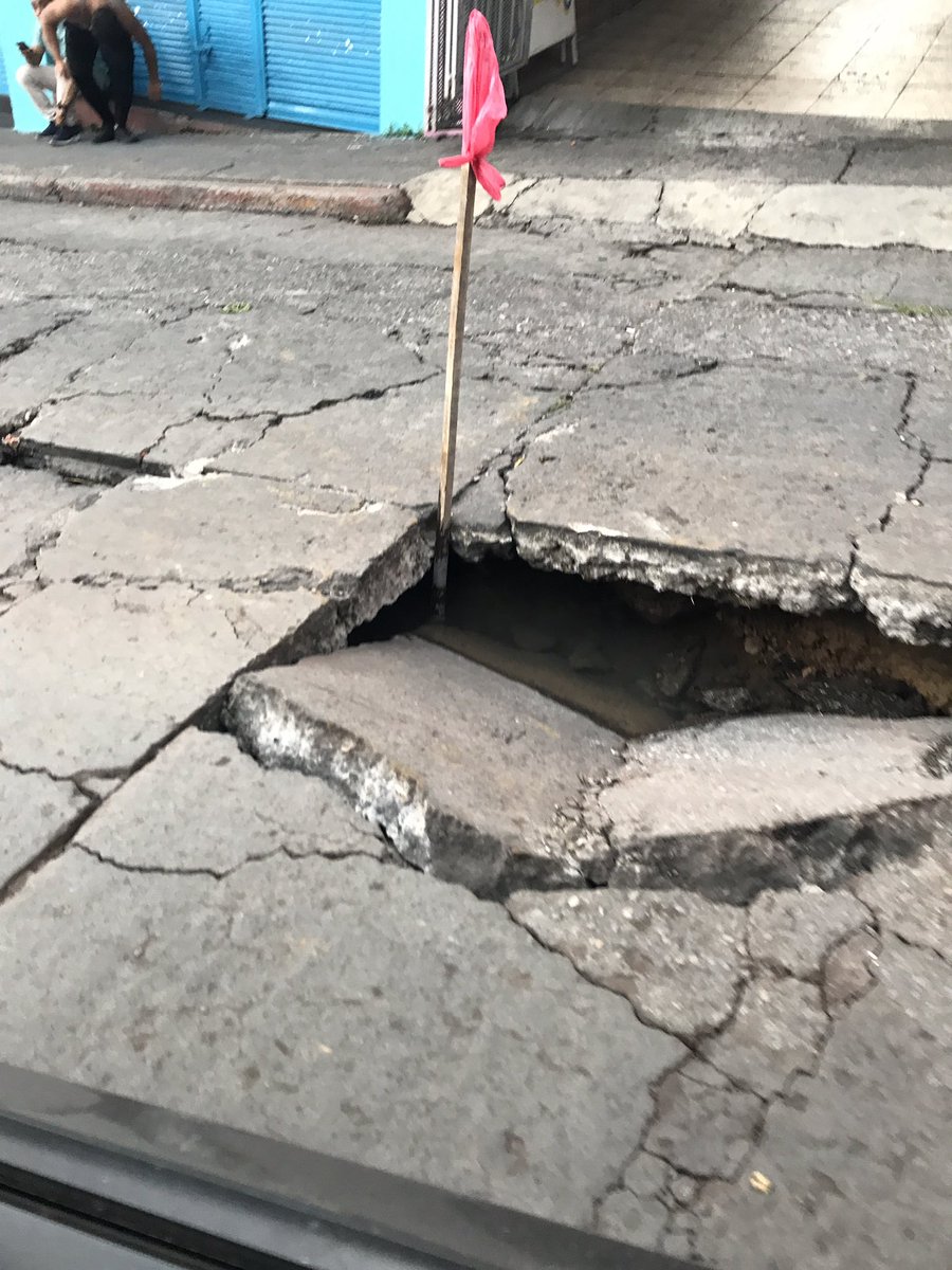 dealbap90's tweet photo. Admiren la belleza de este bachecin alias socavón en la calle López Mateos en el municipio de Cuernavaca... Cuaauu tampoco tienes para este? https://t.co/cvkFMPnzlI