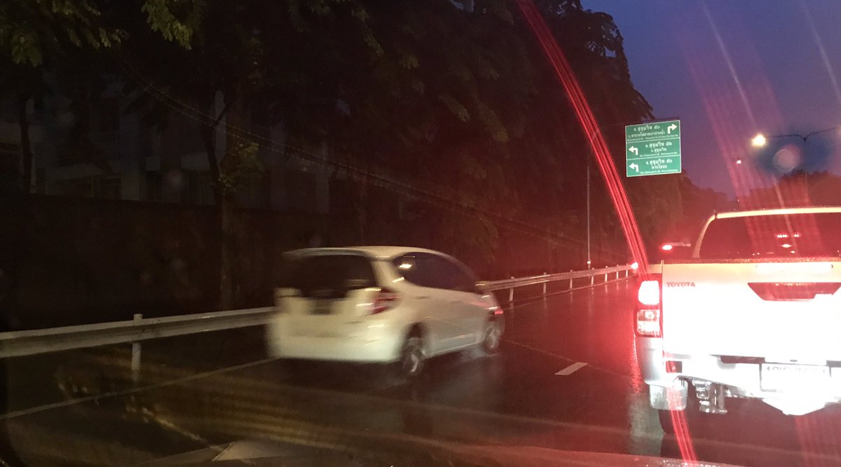 shifthappensbkk's tweet image. Danger in the dark. Rain at 7pm and this driver is driving with no lights on. #darkdriving
