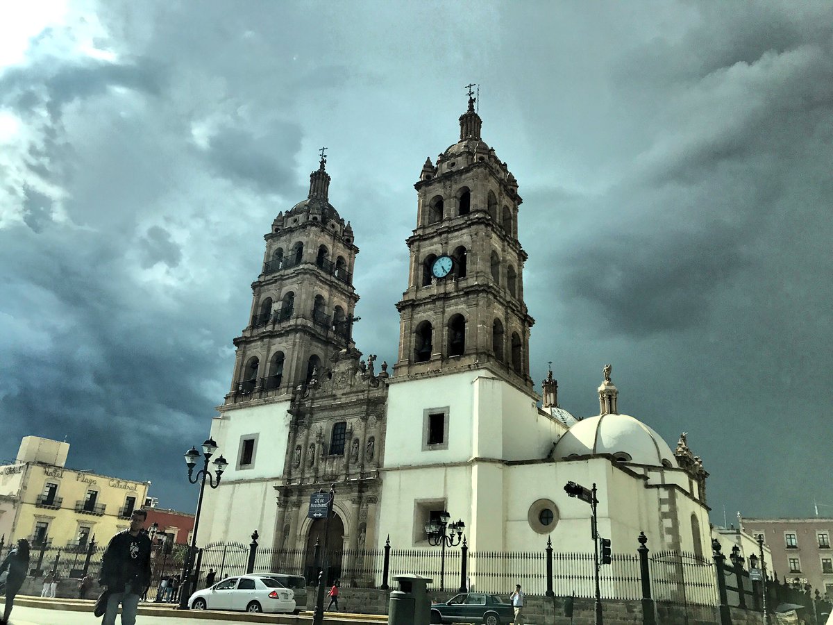 jarlae's tweet photo. ¡Las nubes bien cargadas! #catedral #nubes #clouds #igersdgo #skydgo #lmddgo #sky #cielo https://t.co/WUDEJivnHi