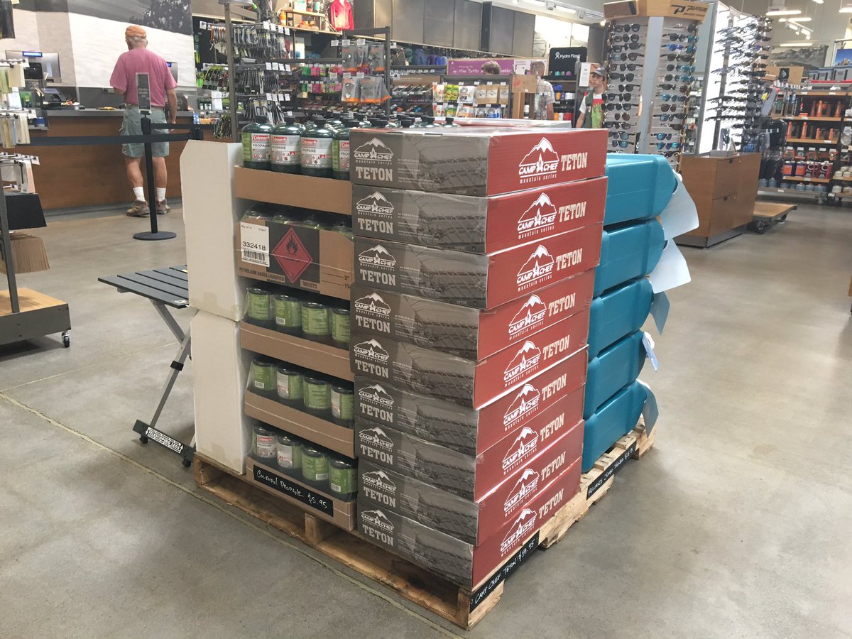 BrennaKellyNews's tweet photo. Talking with folks at @REI in Keizer. They're stocked up on more than normal for #eclipseOR. Propane, tents, you name it! @fox12oregon https://t.co/gH3aG2Zzv7