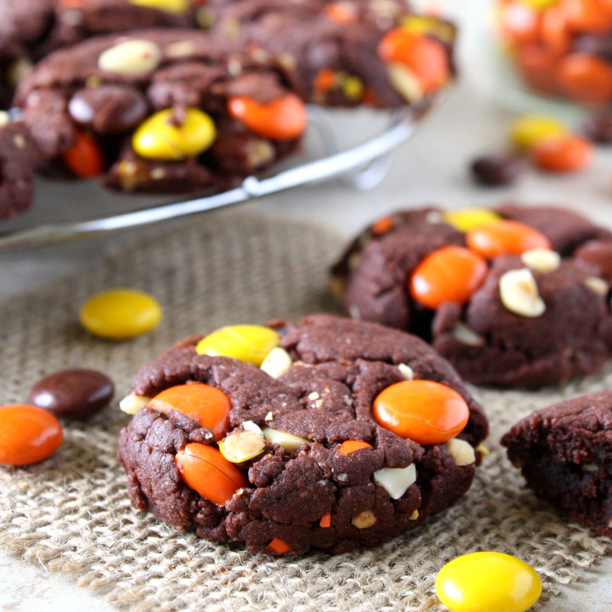 CakePantsLady's tweet photo. Can you guess the "secret" ingredient that keeps these chocolate peanut butter #cookies soft and chewy for days? https://t.co/76DesuyIIJ https://t.co/DhyFUDfXB8
