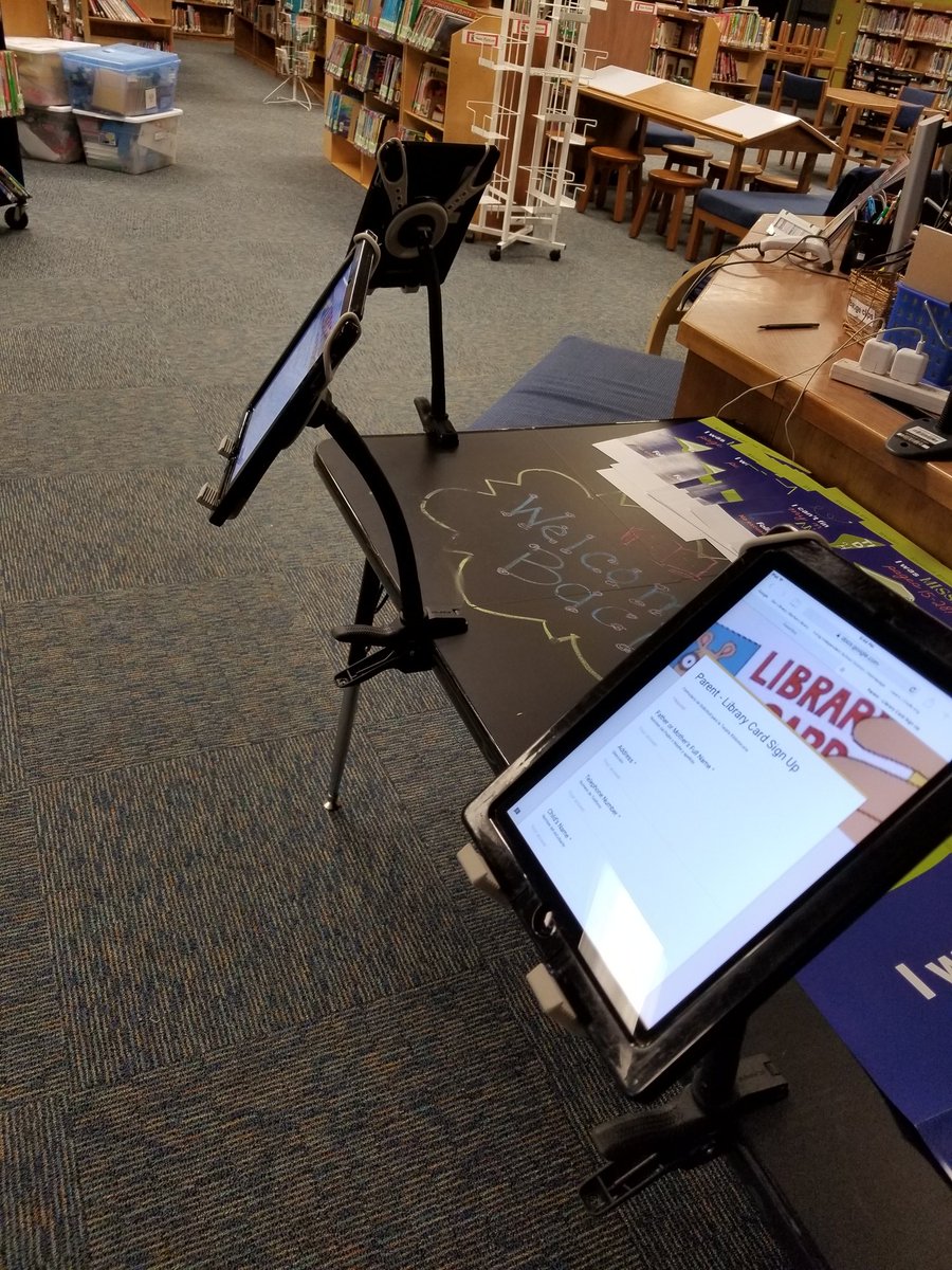Hola_withHdz's tweet image. Barton Library Card Parent Station. #LIBRARYCARDMONTH