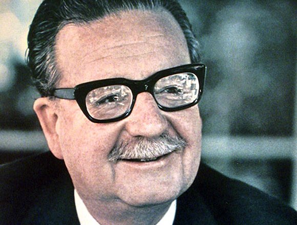 MaxiStone93's tweet photo. Terminemos con la discusión 

RT Salvador Allende
FAV Augusto Pinochet https://t.co/oANlPAAQa6