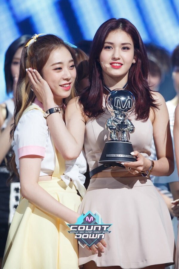 doyeology's tweet photo. its been a year since #ioi3rdwin and yeonjung and ot7 interaction 💞 https://t.co/j14Eodzbgy