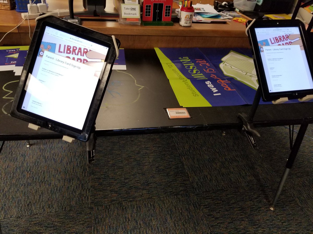Hola_withHdz's tweet image. Barton Library Card Parent Station. #LIBRARYCARDMONTH