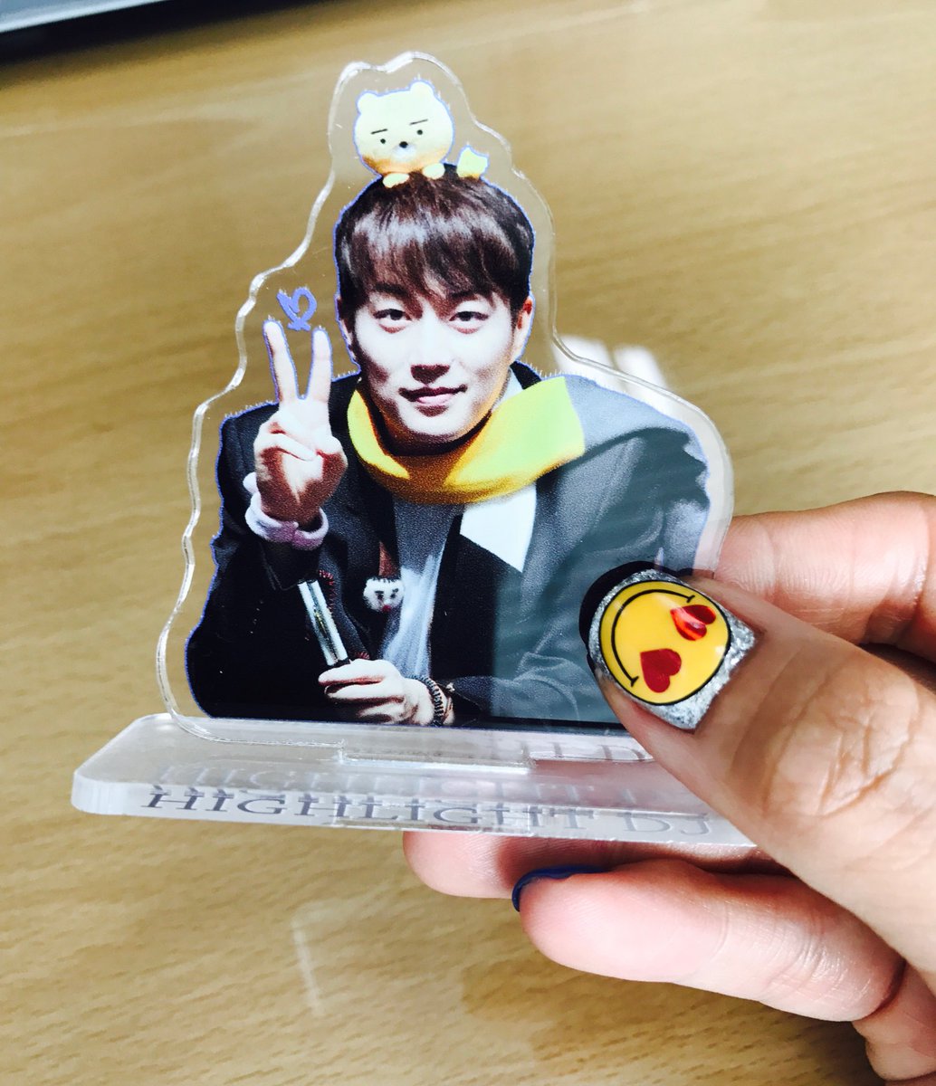 crystal_8974's tweet photo. @Mineral_WT 미네랄워터님 💕 잘 받았어요!!!!😍 너무 예쁘네요! 회사 모니터 옆에 두고 힘들때마다 보고 있습니다:) 예쁘게 만들어주셔서 감사해요💕 https://t.co/Qj4ZTRzJqu