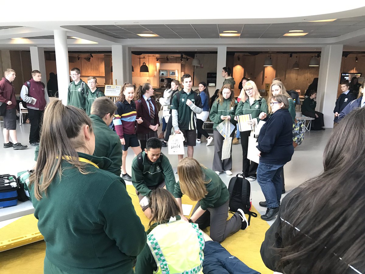 FUSPA1's tweet photo. @FUSPA1 is at #FlindersOpenDay2017 with @FlindersParamed - CPR Training and much more! #studentparamedic #flinders https://t.co/7a8w8vTSie
