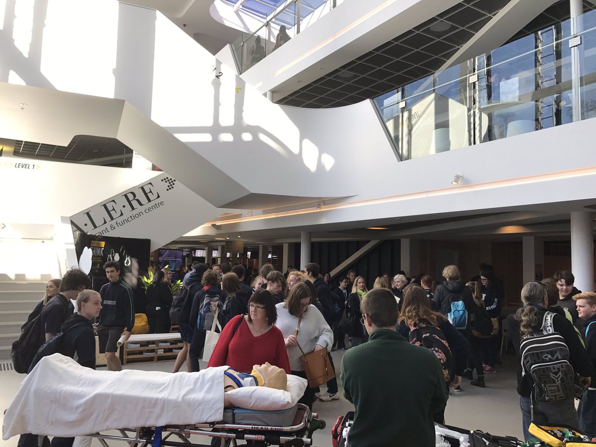 FUSPA1's tweet photo. @FUSPA1 is at #FlindersOpenDay2017 with @FlindersParamed - CPR Training and much more! #studentparamedic #flinders https://t.co/7a8w8vTSie