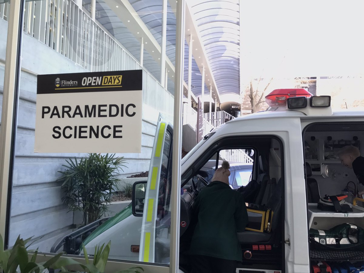 FUSPA1's tweet photo. @FUSPA1 is at #FlindersOpenDay2017 with @FlindersParamed - CPR Training and much more! #studentparamedic #flinders https://t.co/7a8w8vTSie