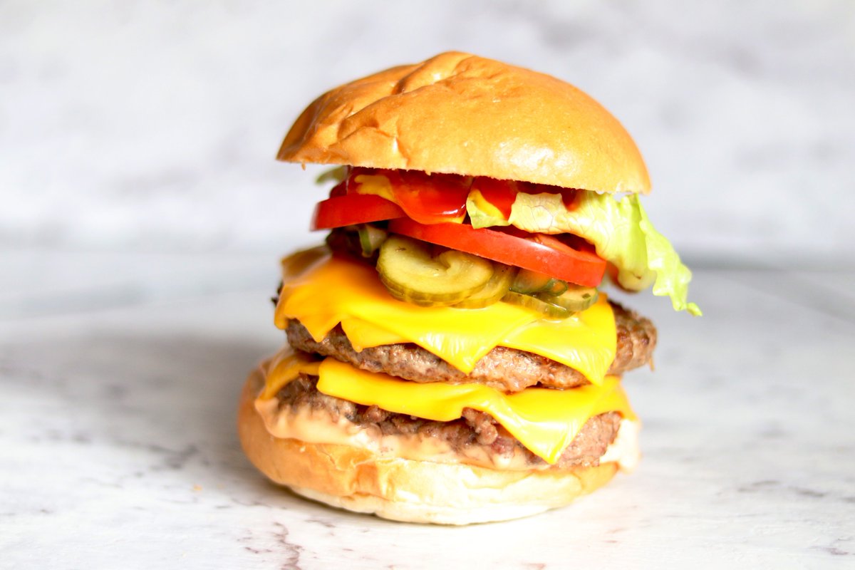 recipes_fast's tweet photo. Double Wagyu Cheeseburger with chipotle mayo 🍔#doublecheeseburger #wagyu #cheesey #Chipotle https://t.co/q0AVF7dFSE