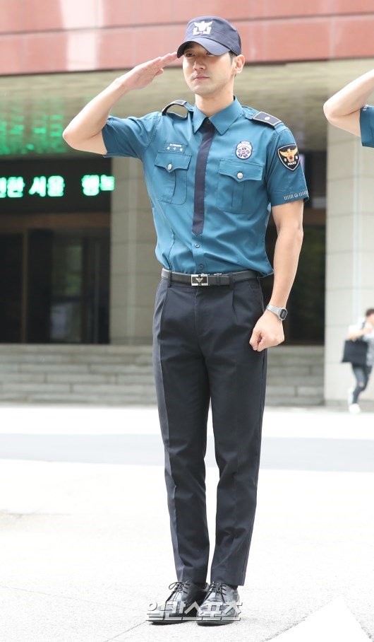 theseoulstory's tweet photo. 📸 Welcome back TVXQ Changmin &amp; Super Junior Siwon! Congrats on completing your military duties~ https://t.co/ZflgWNo4aF