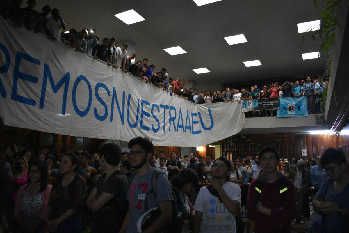 PrensaComunitar's tweet photo. Universidad: "Hagamos Historia, Fuera Transitoria" es la consigna de cientos de estudiantes tanto adentro como afuera de la Rectoria USAC https://t.co/nUzgwzRYLP