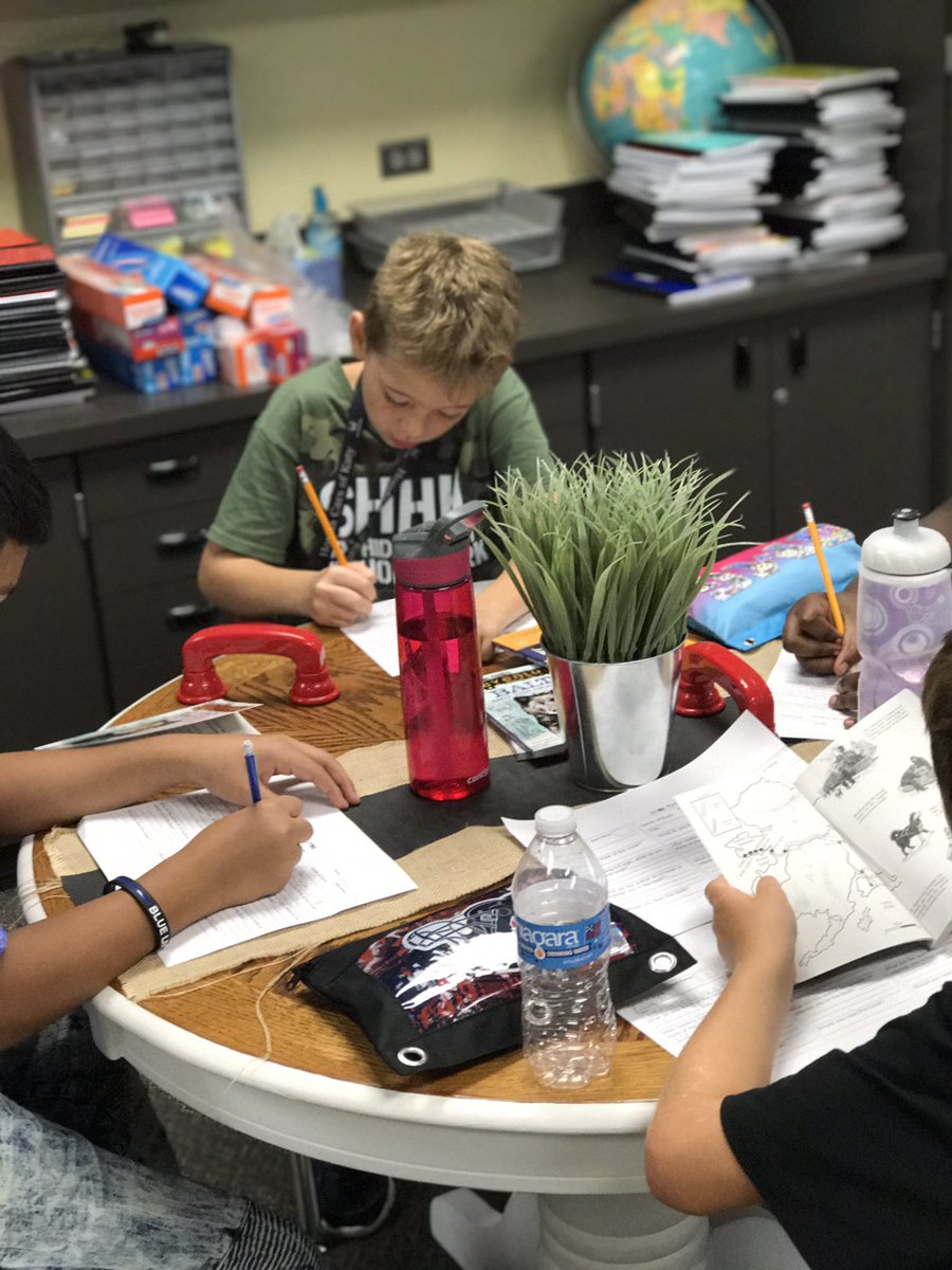 4thgradechatter's tweet image. 4th grade Ss had a book tasting today! 1 of @M1STERMart1nez 's Ss even asked, "Do I have to put this book down?" #MCEGators #BeTheLegacy