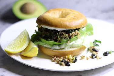 recipes_fast's tweet photo. Bagel with Grain Salad and Avocadao 🥑🥗#healthybagel #bagel #healthylunch #avocado https://t.co/xVr6SPpg1e