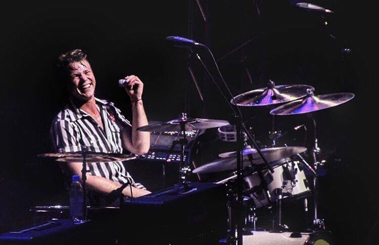 ashtonupdating's tweet photo. ashton on stage last night #5SOSInTheMix #5SOSManila https://t.co/yDIHYDVxpr