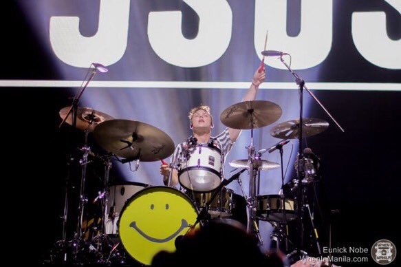 ashtonupdating's tweet photo. ashton on stage last night #5SOSInTheMix #5SOSManila https://t.co/yDIHYDVxpr