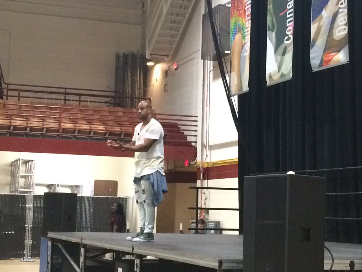 impact_cmu's tweet photo. Currently: @1JeremyAnderson giving our IMPACT students some hard hitting life advice π #CMUIMPACT2017 https://t.co/zdsZCX6yt8