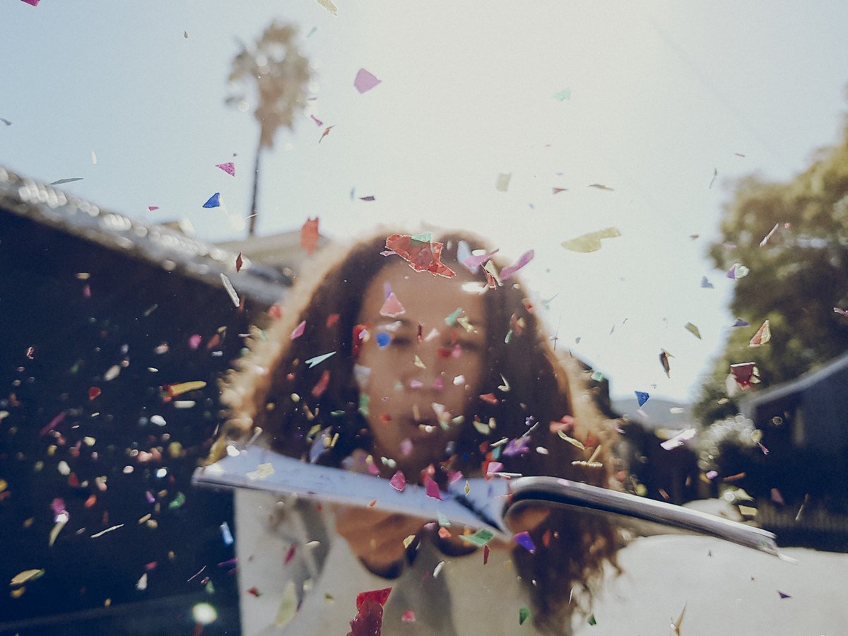SamsungMobileUS's tweet photo. Brush off the books. 📷 Remy Brand with fast autofocus on the Galaxy S8. https://t.co/jzXXsXFoES
