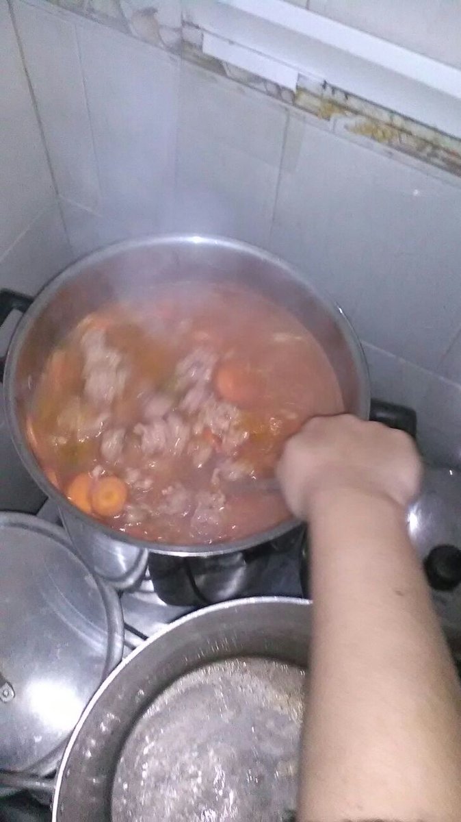 PBuceo's tweet photo. Una nueva noche que salimos junto a @P_BatlleCap a dar un plato caliente a los mas necesitados. https://t.co/QS9YVzNESA