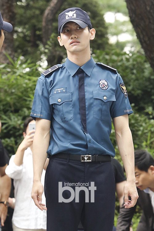 19880218MJ's tweet image. หน้าชางมินตอนพี่ซีวอนผายมือไปทางแฟนคลับ

”ก็บอกแล้วใช่ไหมว่าจะออกเงียบๆ”