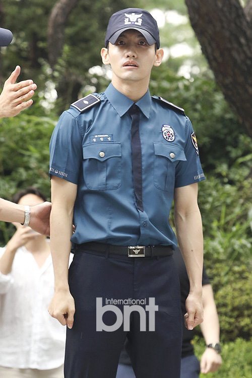 19880218MJ's tweet image. หน้าชางมินตอนพี่ซีวอนผายมือไปทางแฟนคลับ

”ก็บอกแล้วใช่ไหมว่าจะออกเงียบๆ”