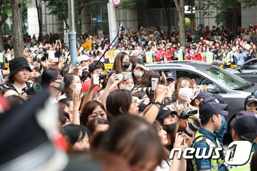 19880218MJ's tweet image. หน้าชางมินตอนพี่ซีวอนผายมือไปทางแฟนคลับ

”ก็บอกแล้วใช่ไหมว่าจะออกเงียบๆ”