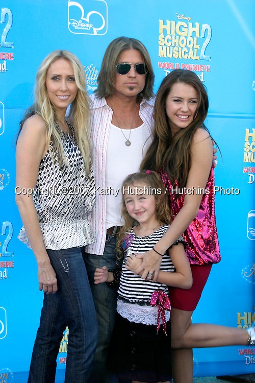 ilse_rivasefron's tweet photo. @MileyCyrus @billyraycyrus @tishcyrus @noahcyrus  #YoungerNow #TBT #10yearsofhsm2 https://t.co/zzQZx3VqNp