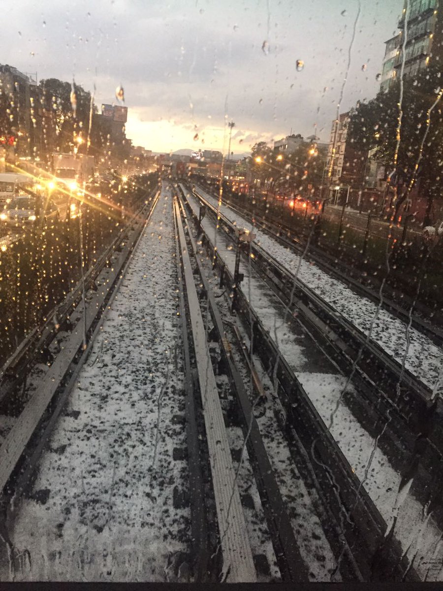 MetroCDMX's tweet photo. A pesar de fuerte lluvia se continúa ofreciendo servicio en #L2, se implementa marcha de seguridad. https://t.co/rIHmDTAwBY