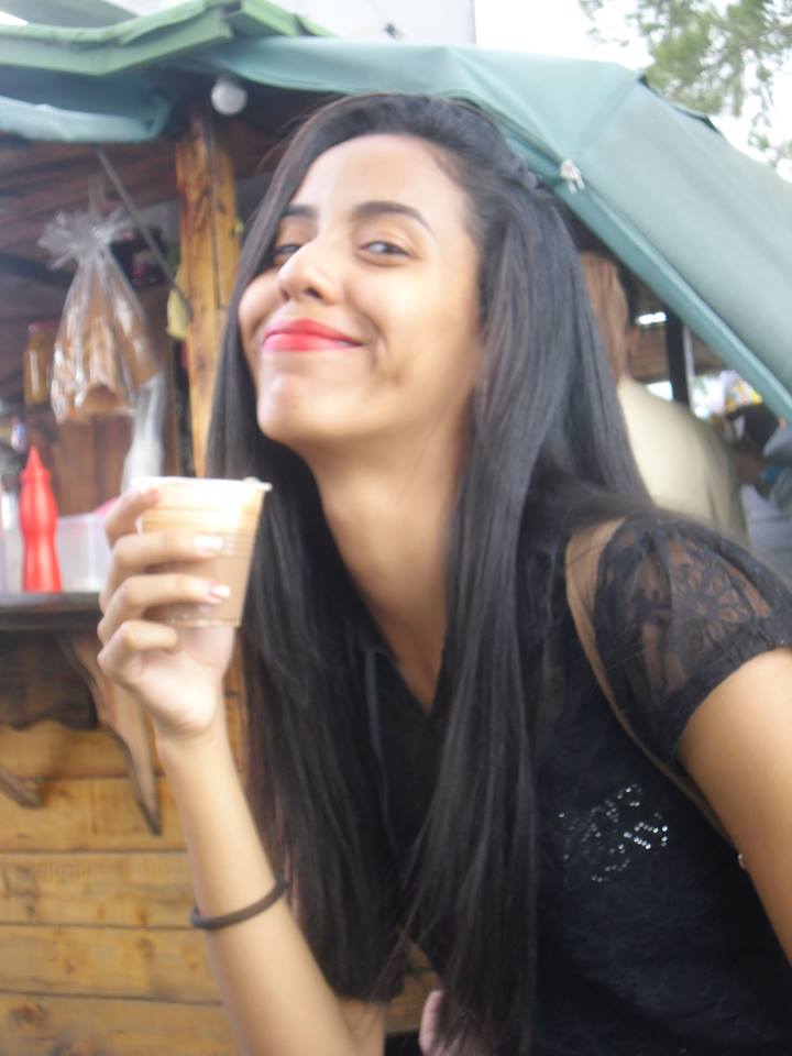 Mi cara cuando compro chocolate caliente en el avila.