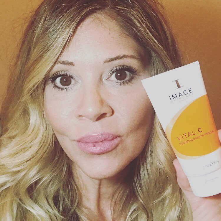 jenoconnorllc's tweet image. Need a little brightening? Sleep with this and wake up with a glow! @imageskincare @fusion_facebody