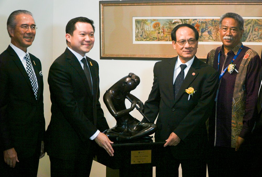 ASEAN's tweet photo. ASEAN Sec-Gen Le Luong Minh received an artwork from ThaiBev CEO Mr.Thapana Sirivadhanabhakdi during the #ASEAN50atASEC at ASEAN Gallery. https://t.co/zEPmIY4wWS