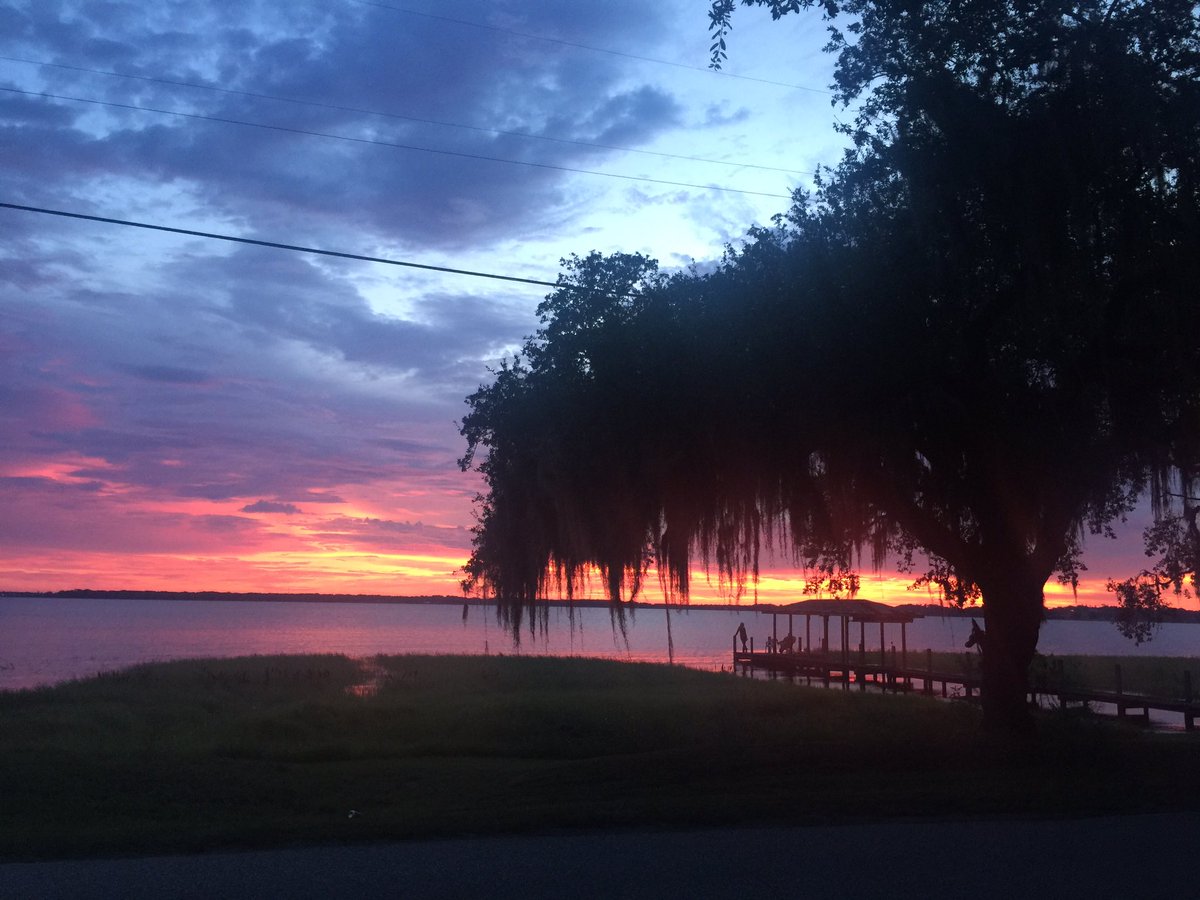 roxanne_b_brown's tweet photo. Very beautiful #sunset Thurs! It lit up the road, lake, signs on the road, my car...just fabulous! In awe of 'God's artwork,' as always.🤗 https://t.co/ywSzt8iWjb