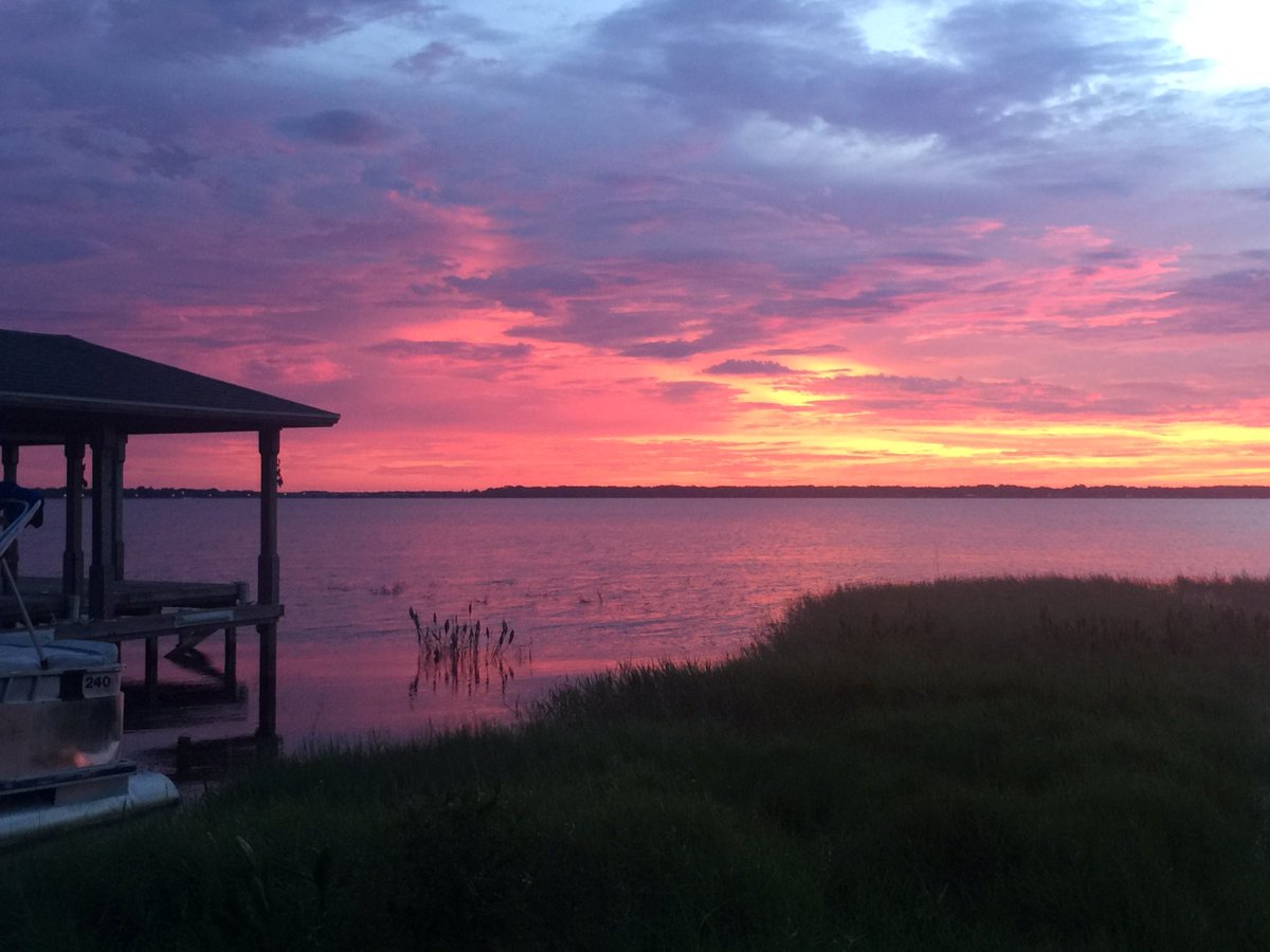 roxanne_b_brown's tweet photo. Very beautiful #sunset Thurs! It lit up the road, lake, signs on the road, my car...just fabulous! In awe of 'God's artwork,' as always.🤗 https://t.co/ywSzt8iWjb