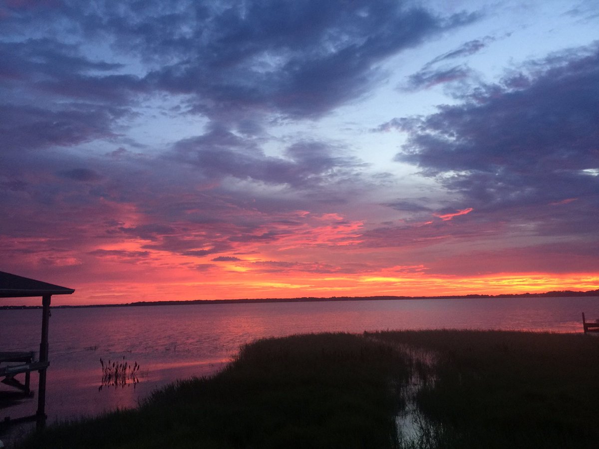 roxanne_b_brown's tweet photo. Very beautiful #sunset Thurs! It lit up the road, lake, signs on the road, my car...just fabulous! In awe of 'God's artwork,' as always.🤗 https://t.co/ywSzt8iWjb