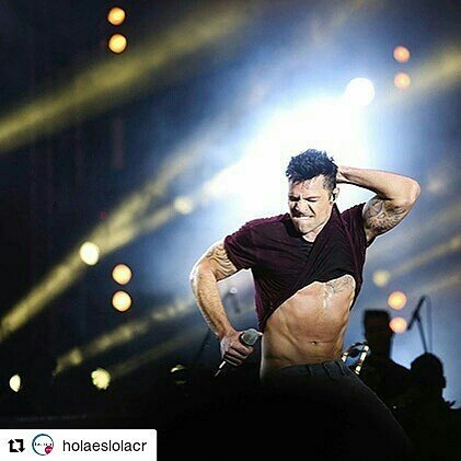RICKYMARTIN_ARG's tweet photo. Asi .. asi no se puede #POTRO #BORIBELLO @ricky_martin #BOMBA #BEBE #ArgentinateAMA https://t.co/JLgEmE1bzF