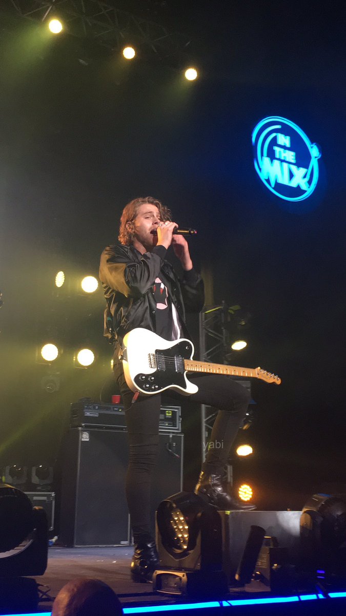 LukeUpdating's tweet photo. Luke on stage #5SOSInTheMix last night! -n https://t.co/MEfwF4tiwe