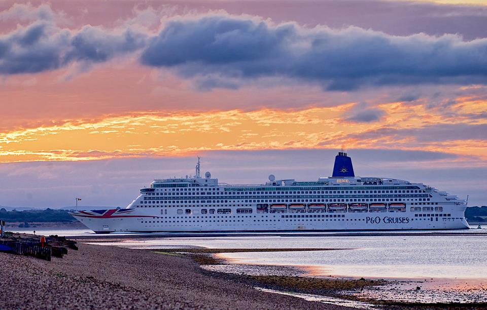 EWTMiceTravel's tweet photo. Good morning Southampton! Stunning sunrise arrival for P&O Cruises' Aurora. #Southampton #ShipShots #Cruise #sunrise #thisisthelife #Aurora https://t.co/IN0580guVW