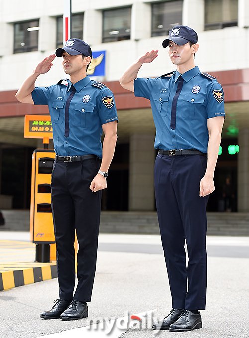 Koreaboo's tweet photo. Fans welcome back Siwon and Changmin from their military service with trending hashtags!💓🙌🏼 #WelcomeBackSiwon #WelcomeBackChangmin https://t.co/dXlsYVtBut