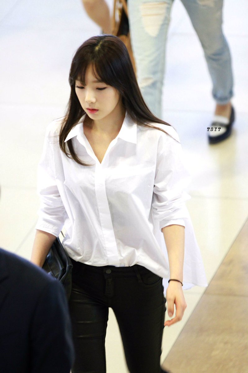 soshirevelae's tweet photo. 140626 &amp; 170817

I hate these days cos they made Taeyeon cry at the airport. Why must she the one sorry when she's the victim. I hate ppl. https://t.co/TF7wCyZwWU