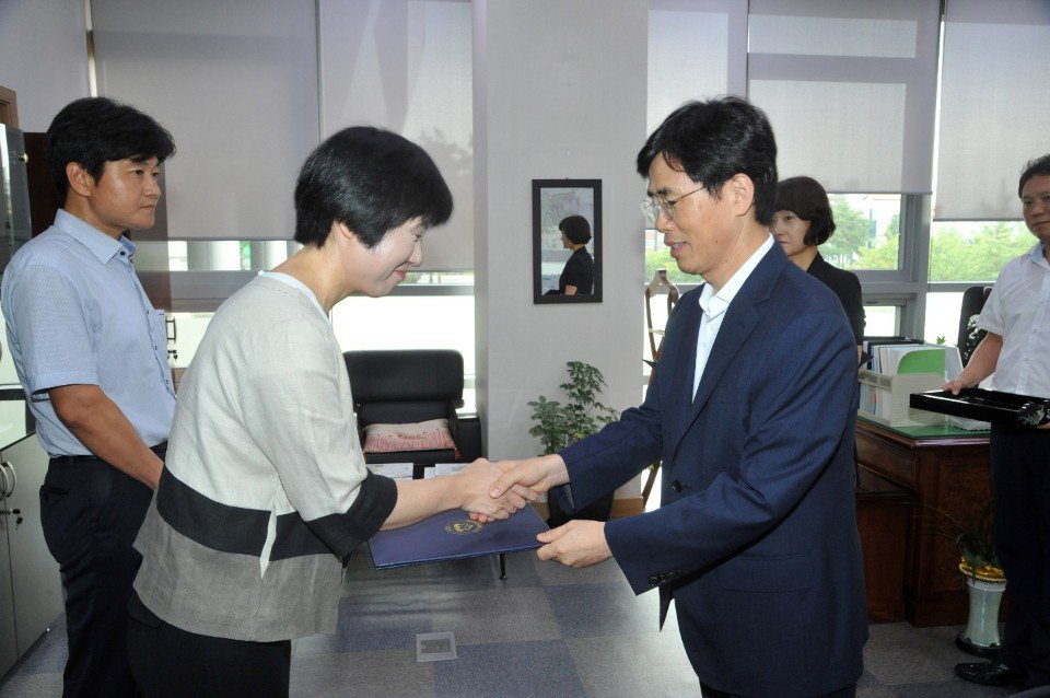 2017.8.18. #성남시  시민감사관으로 새로 선정된 토목 및 건축분야 전문가 두분에 위촉장 수여가 있었습니다.