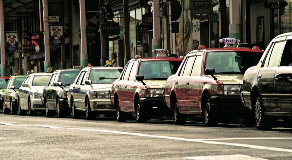 nipponcafe01's tweet photo. 日本計程車隱藏在車頂燈的秘密

計程車的外觀中最具特色的，就是車頂上的車頂燈。

實際上，車頂燈除了表示公司名稱之外，還有重要的功用——也就是當捲入計程車搶劫等犯罪事件時，用… https://t.co/vQUNPi5Nbm https://t.co/2gtz8YgWV5