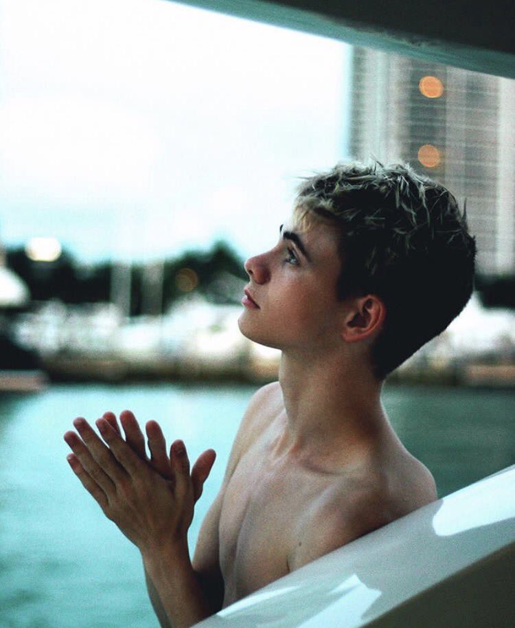 ItsRaizn's tweet image. Thank you mama Besson, for creating this beautiful human being. Ily❤ @corbynbesson