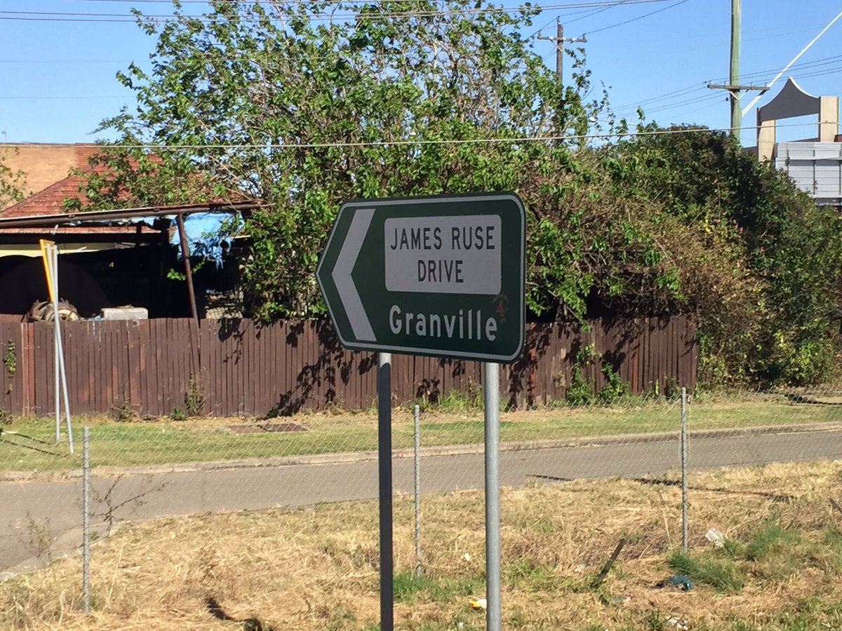 道路標識を見てオーストラリアに来た事を実感する程度のフォント感 