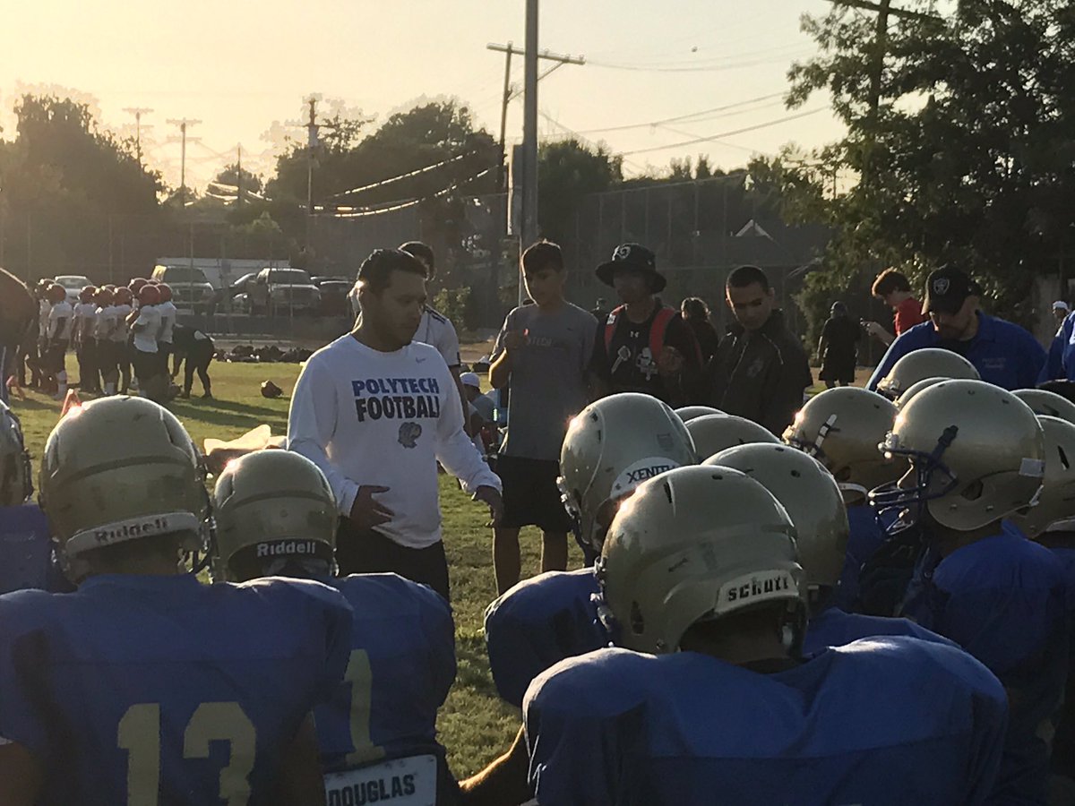 SVPolyAthletics's tweet photo. #PolyFootball2017 #Scrimmage #CoachCampos #halfandhalf? https://t.co/JFxkx5A3SL