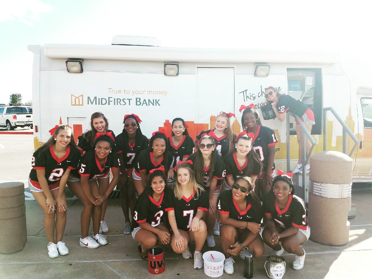 UnionPom's tweet photo. Thank you @Midfirst for hosting the #unionspirit coin bank at the 2017 Union Gridiron Classic 🙌 https://t.co/28UqNtj7lm