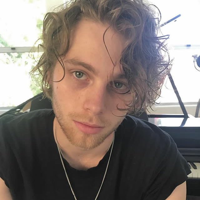 33. Menciona a quién te recuerde.