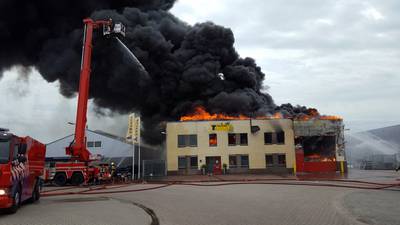 TCTAlmelo's tweet photo. Grote brand bij bedrijf in Albergen https://t.co/zKNCST7ptR https://t.co/VBvQVN4B5j