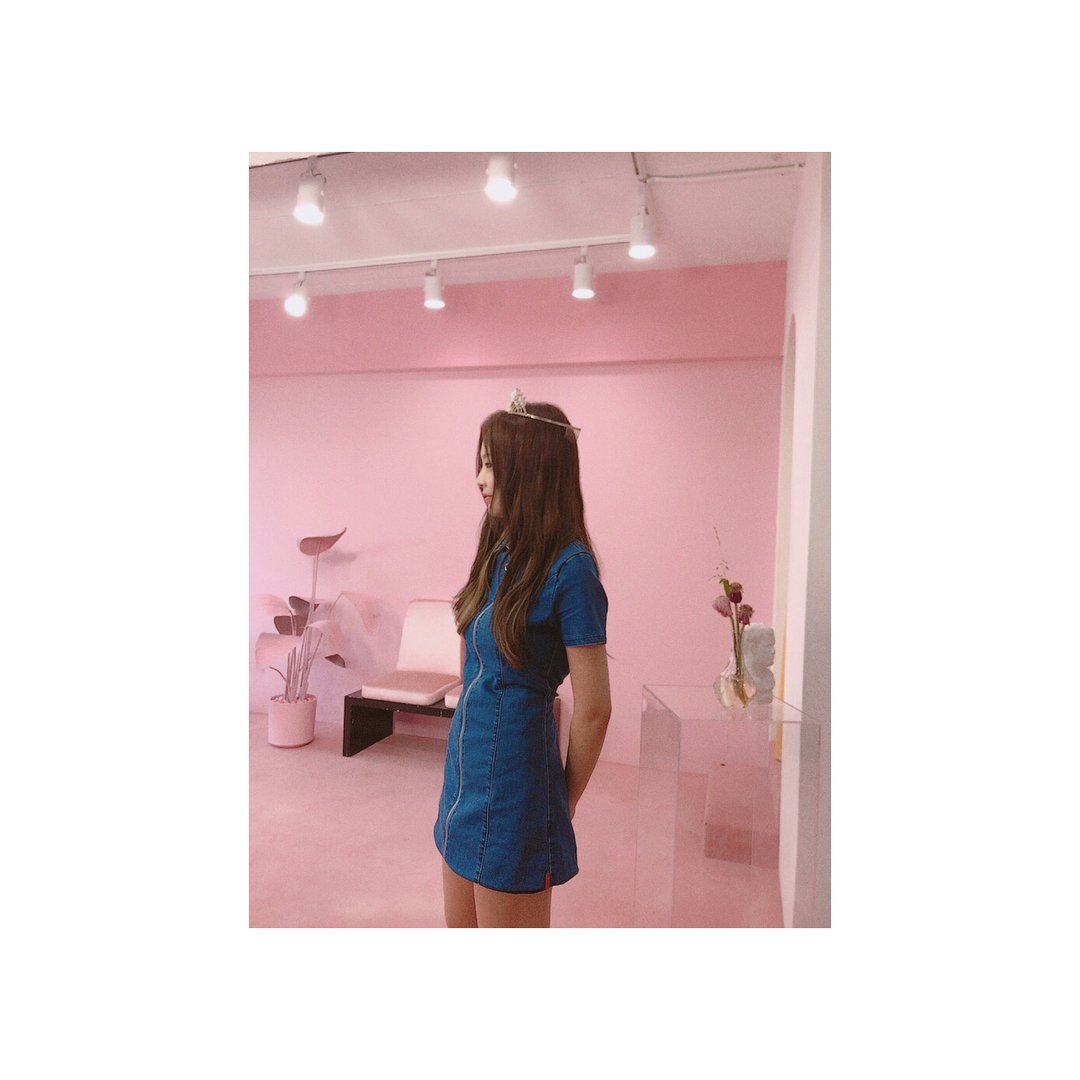 xsooyaaa__'s tweet photo. blackpinkofficial's IG update:
#BLACKPINK #JENNIE #BLINK #TODAYIMFEELINPINK #ANDALITTLE #PRINCESSY #나능냐 #전기요정 #웃으면 #복이와요 #EVERYBODYSMILE https://t.co/3qYHYlhRyU